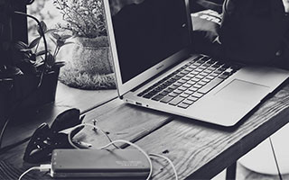 张嘉倪脱掉“战靴”：她的光脚，是成年人最体面的休战