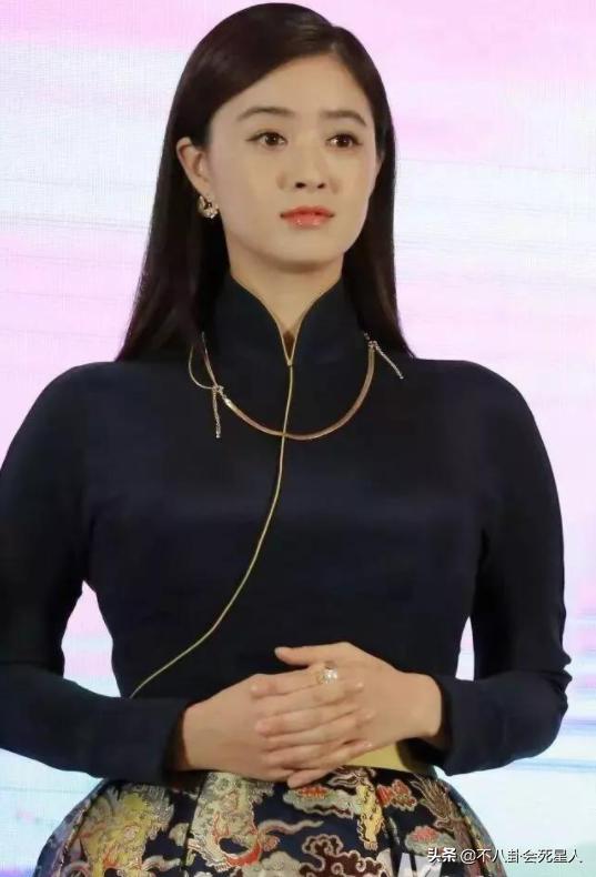 女星穿紧身礼服现场：壮实、勒出赘肉、头大身小，一个比一个尴尬