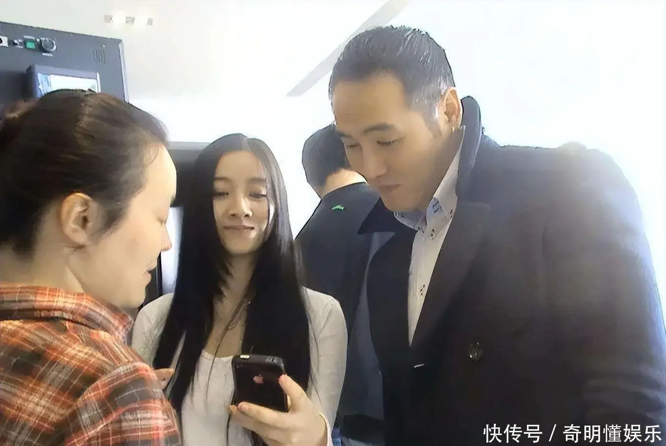 张艺谋超生事件 何珺举报张艺谋 蝴蝶效应娱乐圈_娱乐圈举报电话