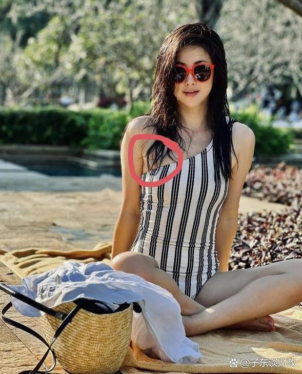 穿泳衣勒出形状_女明星泳装勒_明星泳装排名