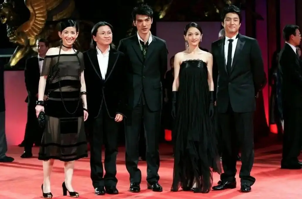 娱乐圈哪些女名星很矮_朱茵身高153cm演技颜值惊艳_女明星身高与颜值不匹配