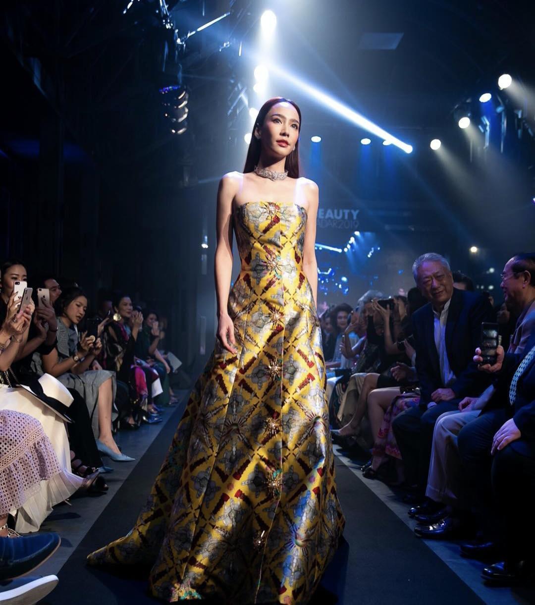 泰国女明星aom_帕德容琶·砂楚_泰国性感女星Aump